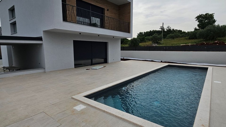 Great offer!!! Villa with a large pool in the final stage of construction!!!